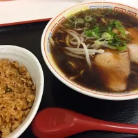 Snapdishの料理写真:ラーメン+ミニ炒飯|Katsuyuki Yamadaさん