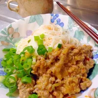 Snapdishの料理写真:肉味噌と冷たいそうめんにラー油いっぱいかける！|むぎさん