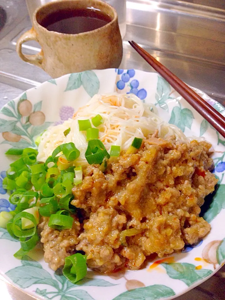 肉味噌と冷たいそうめんにラー油いっぱいかける！|むぎさん