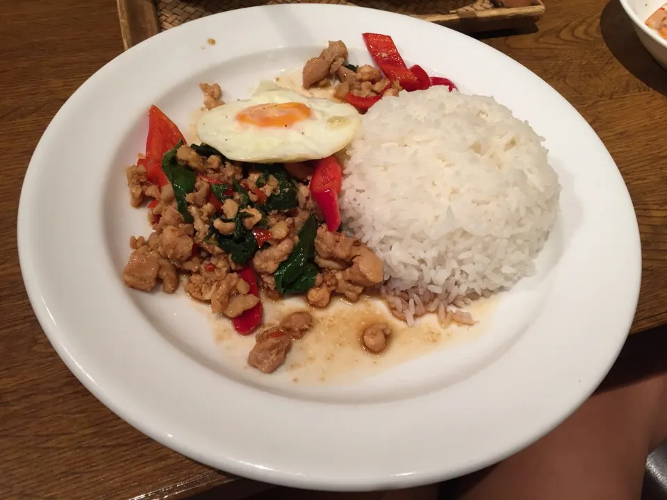 Spicy stir-fried minced chicken on rice with fried egg at Thai Restaurant in Lumine Japan|joさん