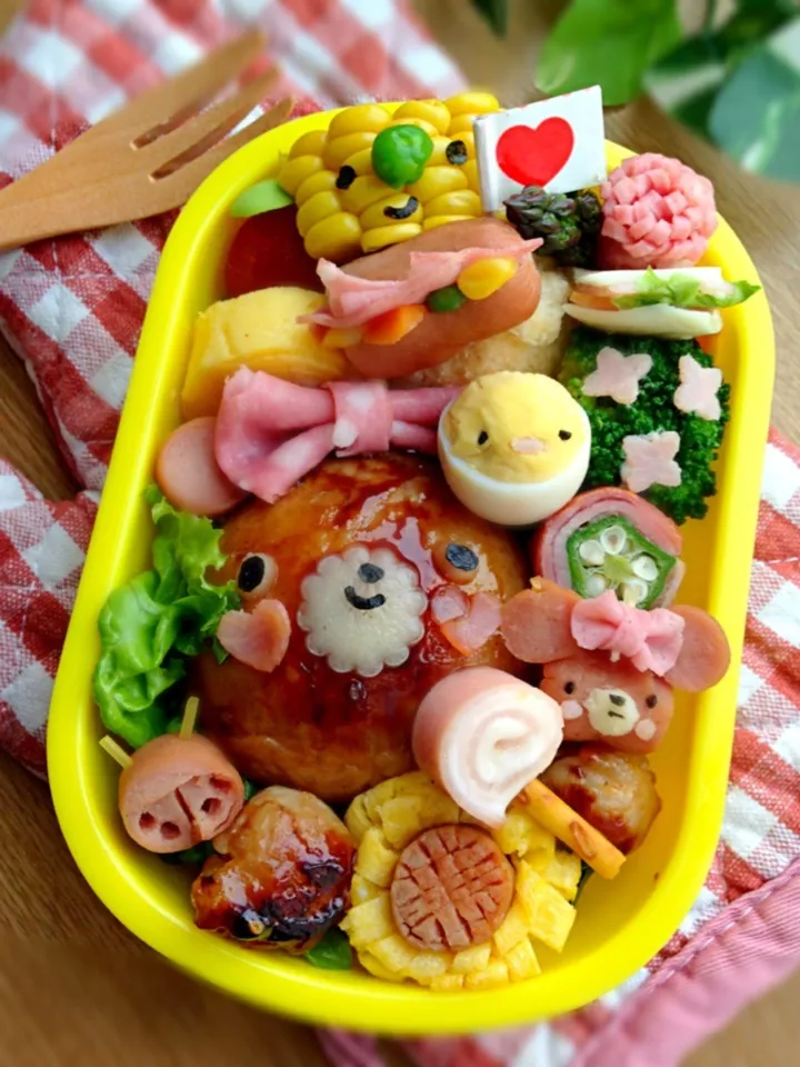 Snapdishの料理写真:遠足弁当♡肉まきおにぎりのくまちゃんメイン♡色々思いつきで詰めてったらごちゃごちゃになってしまった(；´Д`A|さやかさん