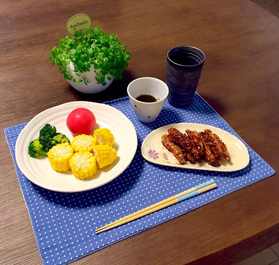 Snapdishの料理写真:甘辛胡麻手羽中、塩バターコーン、ブロッコリーの胡麻和え、シャーベットトマト、もずく酢、ビール|pentarouさん