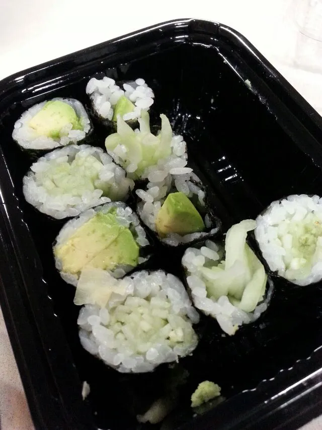 my avocado and cucumber rolls. lunch at school with my son!!|Polly Gelfusoさん