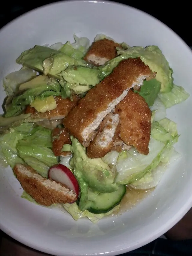 iceberg lettuce with onion, radish, avocado, and cucs. typed with gardien chix and homemade dressing.|Polly Gelfusoさん