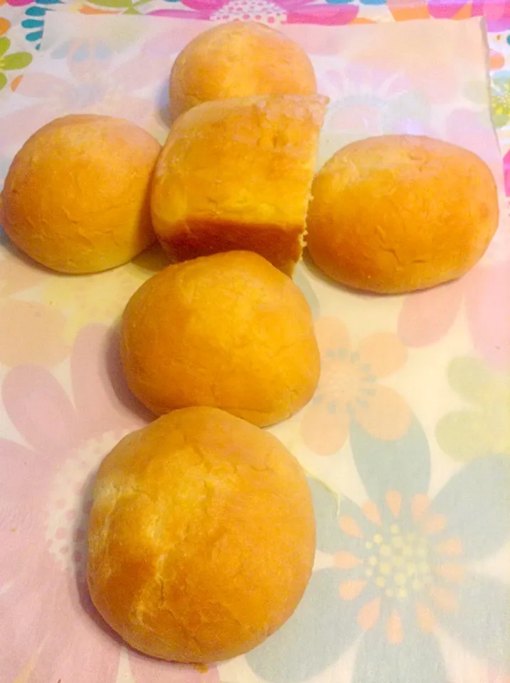 Homemade buns and white bread|John Baker Greskiewiczさん