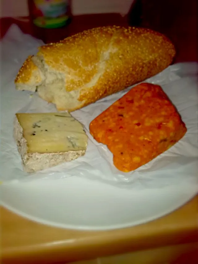 French Baguette Bread with Spicy Mexican Cheese and Mature Blue Cheese #Bread #Cheese #Onions|VViet food boyさん