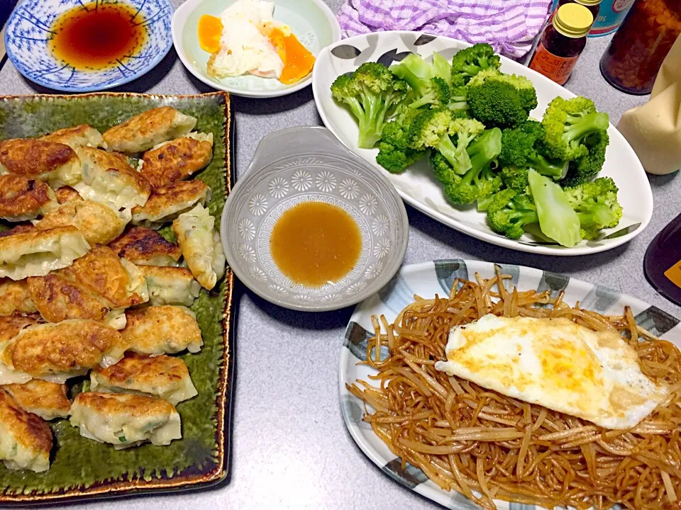 手包み餃子(シーチキンとかチーズとか椎茸とか入ってる)、もやし一袋入り焼きそば、ブロッコリー|ms903さん