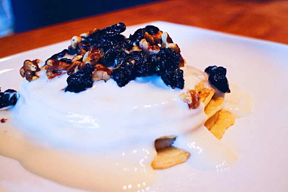 Pancakes topped w raisins and walnuts w soy yogurt sauce #vegan|Leahさん