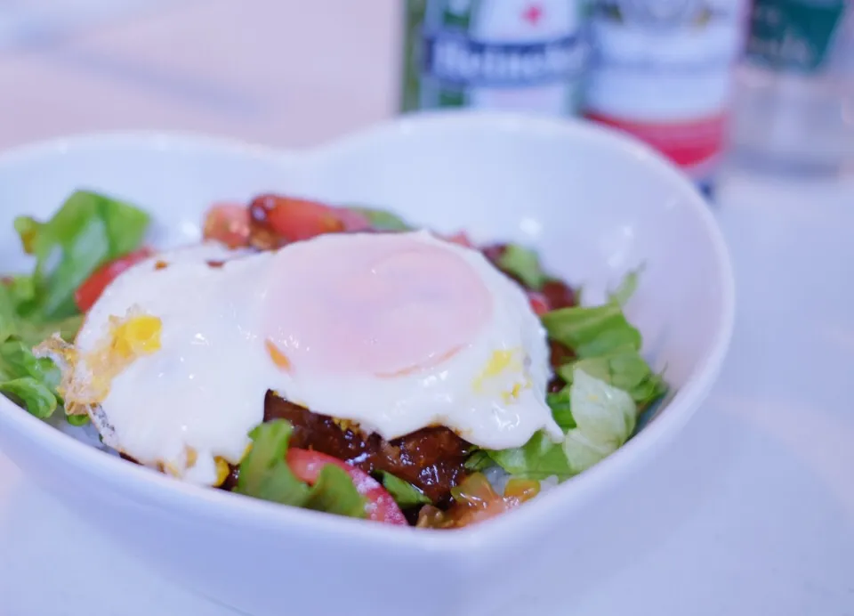 おはようございます。           今朝は昨夜 食べなかったロコモコ を遅い朝食に。今回はデミグラで煮込んだハンバーグ。簡単ご飯。マグロを買ってきて 今夜はポキ丼にしませう♡|nokoさん