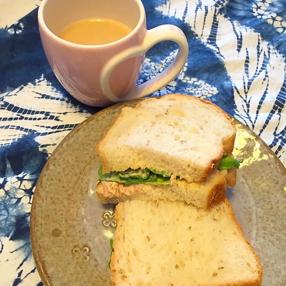 朝焼き白ごまパン🍞てツナサンド💕withミルクティー|さくたえさん