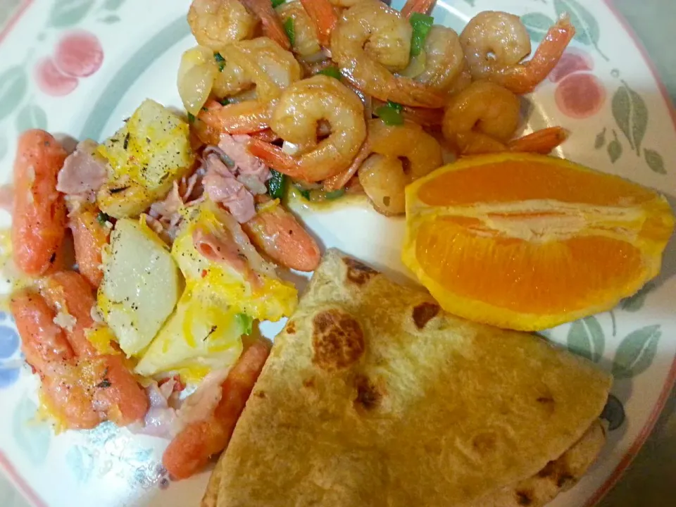 garlic shrimp and baby carrots with cheese and turkey slices, and rotti|Alicia Kimaliさん