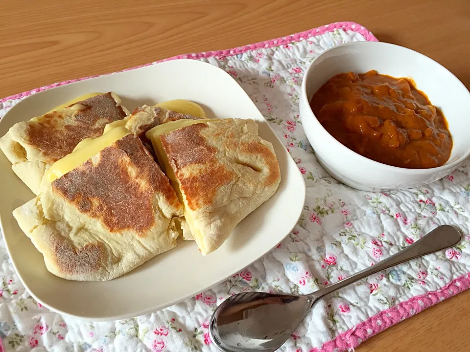 バターチキンカレーとチーズナン|りりさん