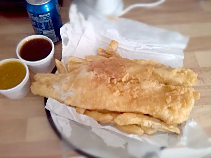 King Size Large British Fish & Chips, accompanied with curry and gravy sauce #Fish #Chips #Curry #Onions|VViet food boyさん