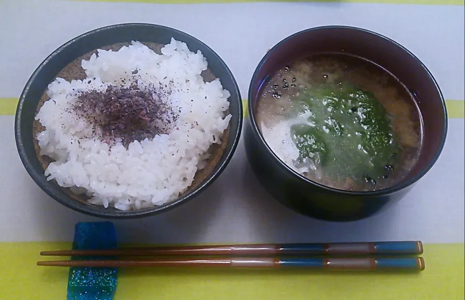 先週は栄養過多だったので、日曜の朝は粗食で済ませましょうぞ🍚八年前に仕込んだ紫蘇ふりかけが残り少なくなって来ましたわ🍃|にゃあ（芸名）さん