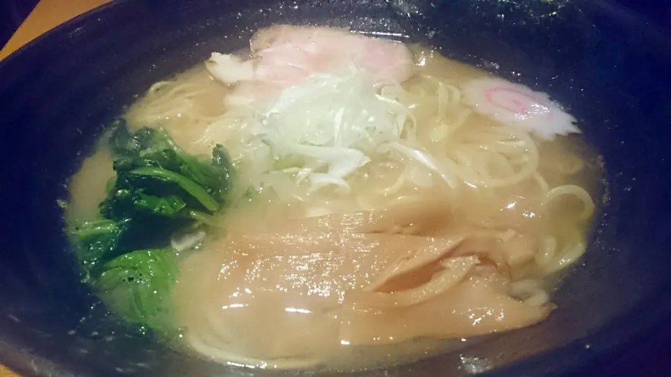 Snapdishの料理写真:自家製熟成麺 吉岡の濃厚トリブタラーメン(熟成麺)+中盛り ＠目白|大脇さん