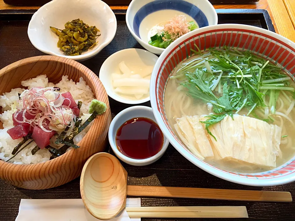 Snapdishの料理写真:生湯葉うどんと手桶寿司|マハロ菊池さん