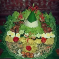 NASI TUMPENG ... it's Indonesian traditional buffet menu for special occasion...for baby shower...anniversary...b'day...pre open for new business...etc.

Tumpen|Margareth Uliさん