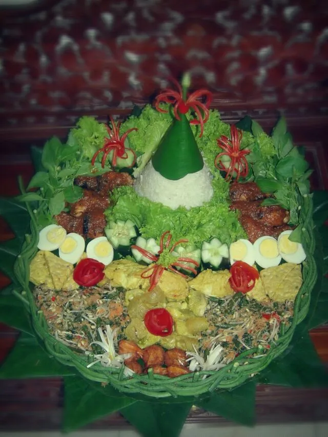 NASI TUMPENG ... it's Indonesian traditional buffet menu for special occasion...for baby shower...anniversary...b'day...pre open for new business...etc.

Tumpen|Margareth Uliさん