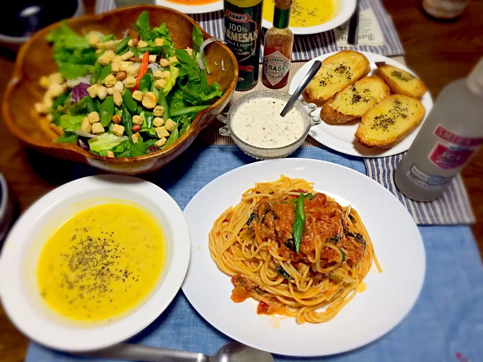 Snapdishの料理写真:ツナとトマトのパスタとカボチャスープ 手作りシーザードレッシングのサラダ|ちゃんもさん