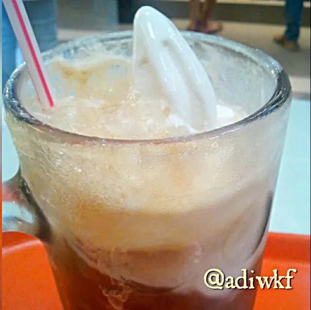 Root Beer Float

#rootbeer #beer|Wong Kam Fungさん