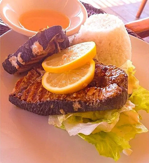 Snapdishの料理写真:Grilled tuna in garlic and lemon sauce|tinxlucenaさん