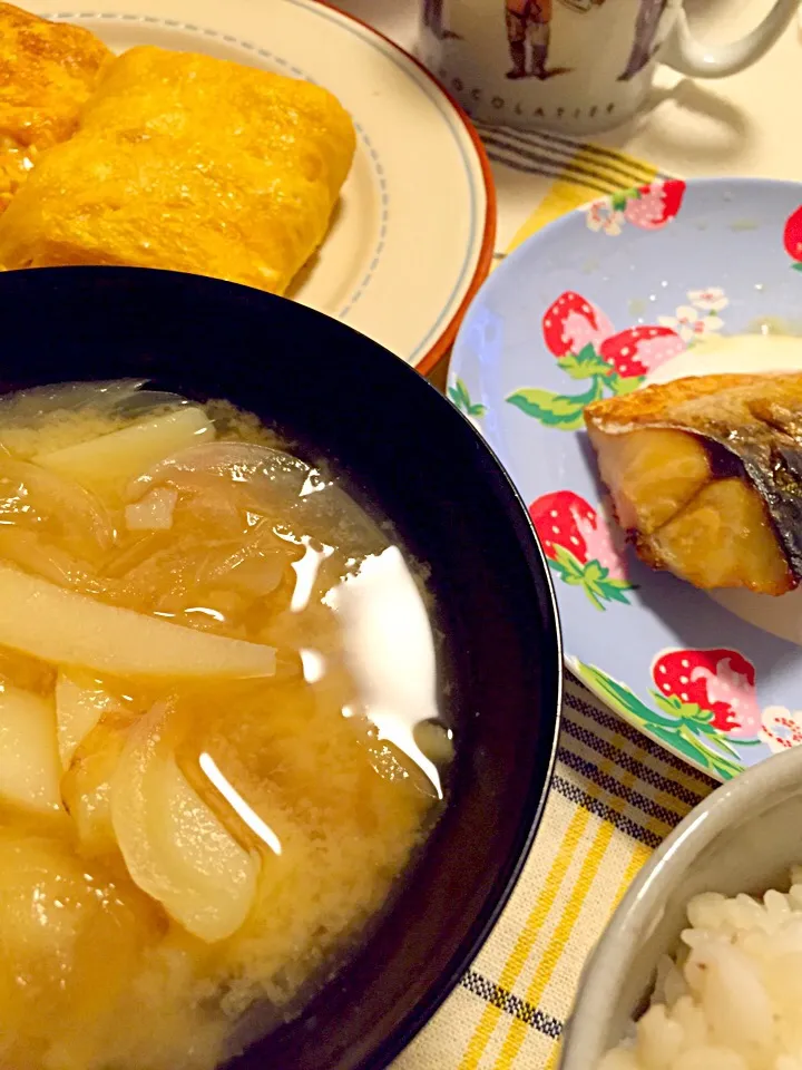 Snapdishの料理写真:朝ごはん。焼きサバとバターたっぷりの卵焼きとジャガイモ玉ねぎのお味噌汁〜♬|satoko❤︎さん