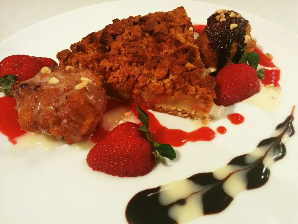 Apple & Guava pie with deep fried icecream, white & dark chocolate fern with a strawberry couli.|Danielさん