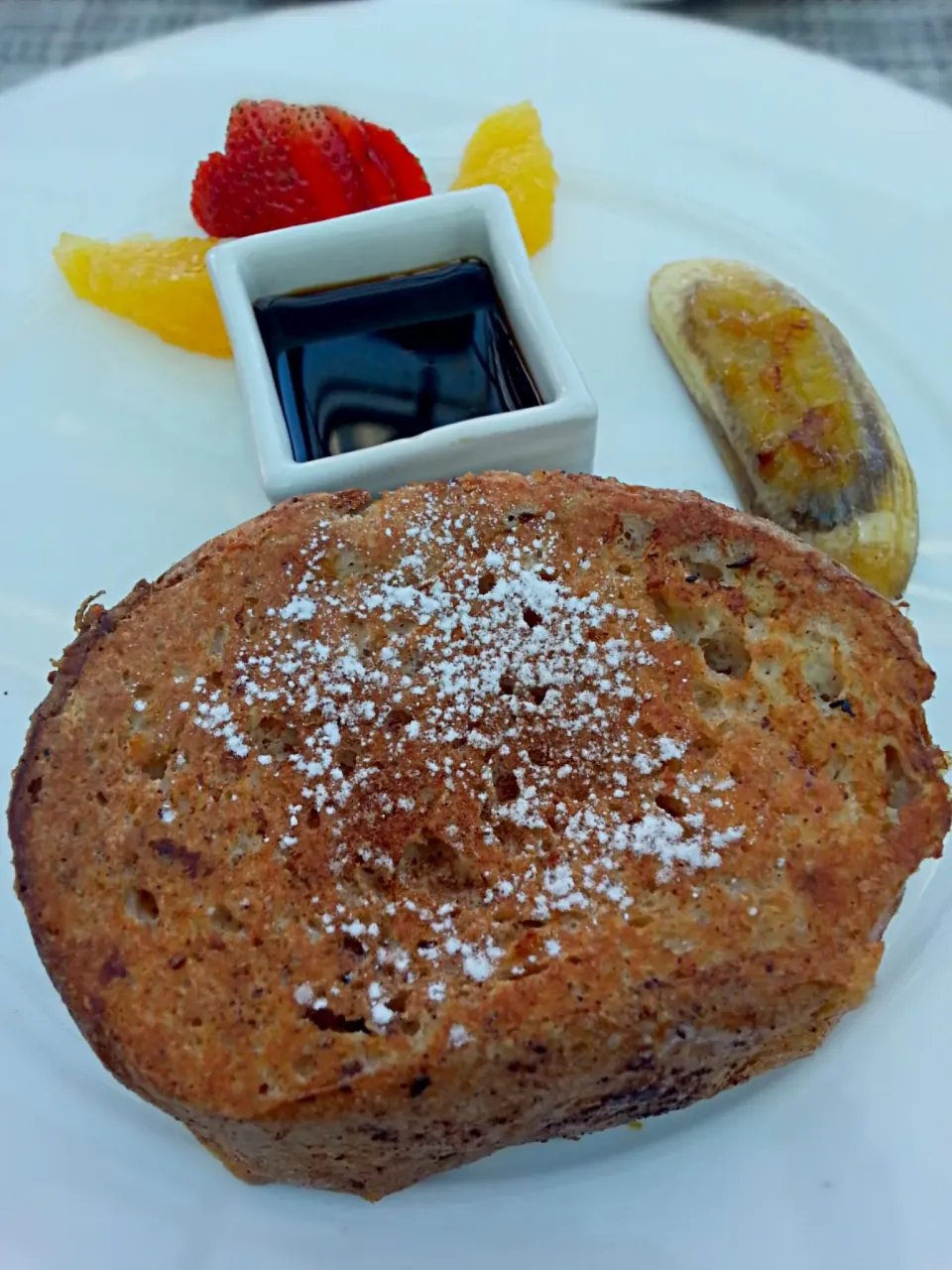 French toast with fruits and maple syrup|Evon Hawさん