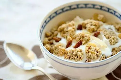 Puffed amaranth, goji berries with yogurt/ Yogur con amaranto inflado y bayas goji.|erreta (euskadi)さん