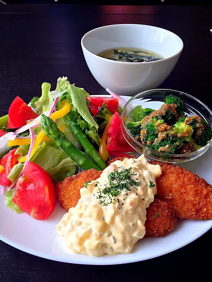 Snapdishの料理写真:⭐️白身魚のフライ  タルタルソース ⭐️ブロッコリーの胡麻和え ⭐️野菜サラダ  新玉ねぎドレッシング ⭐️わかめと新玉ねぎの味噌汁|よっちぃさん