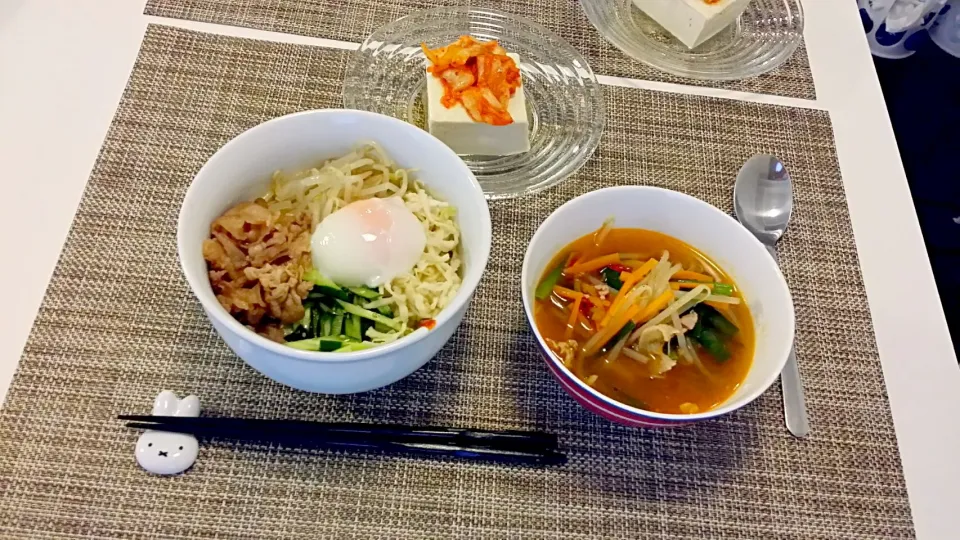 今日の夕食 ビビンバ丼、ユッケジャンスープ、キムチのせ冷奴|pinknari🐰🌈さん