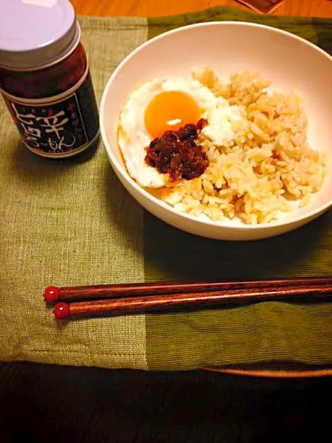 お客様から喜びのご連絡が来ました😊旨辛ろ〜もんモツ入りを麦ご飯に目玉焼きを乗せて|旨辛ろ〜もん 無添加・手作りラー油さん