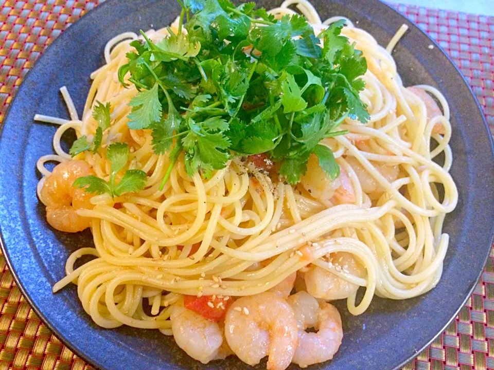 Fish sauce taste ethnic pasta of shrimp&tomato🍤ﾅﾝﾌﾟﾗｰ風味のｴｽﾆｯｸ海老ﾄﾏﾄﾊﾟｽﾀ by kids&chef hubby|🌈Ami🍻さん