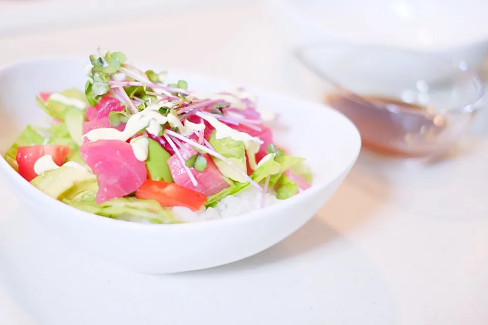 お約束どーり！                      マグロを買ってきたので… 今夜は！ アボカドとお野菜とで ポキ丼に〜🌴  超！簡単 手抜き 晩ご飯！ヘルシ〜ってコトで 良しとするか。笑|nokoさん