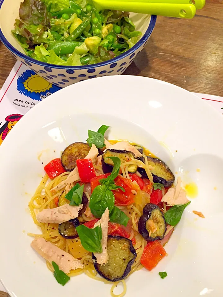 日曜日のパスタ🍝今日はフルーツトマトとベーコン、ナス、トロシーチキンのオイルパスタ🍅🍃アボカドと茹で野菜のグリーンサラダ🌿|まみりんごさん