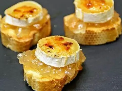 Goat cheese  and caramelized onion pintxo/ pintxo de queso de cabra y cebolleta caramelizada|erreta (euskadi)さん