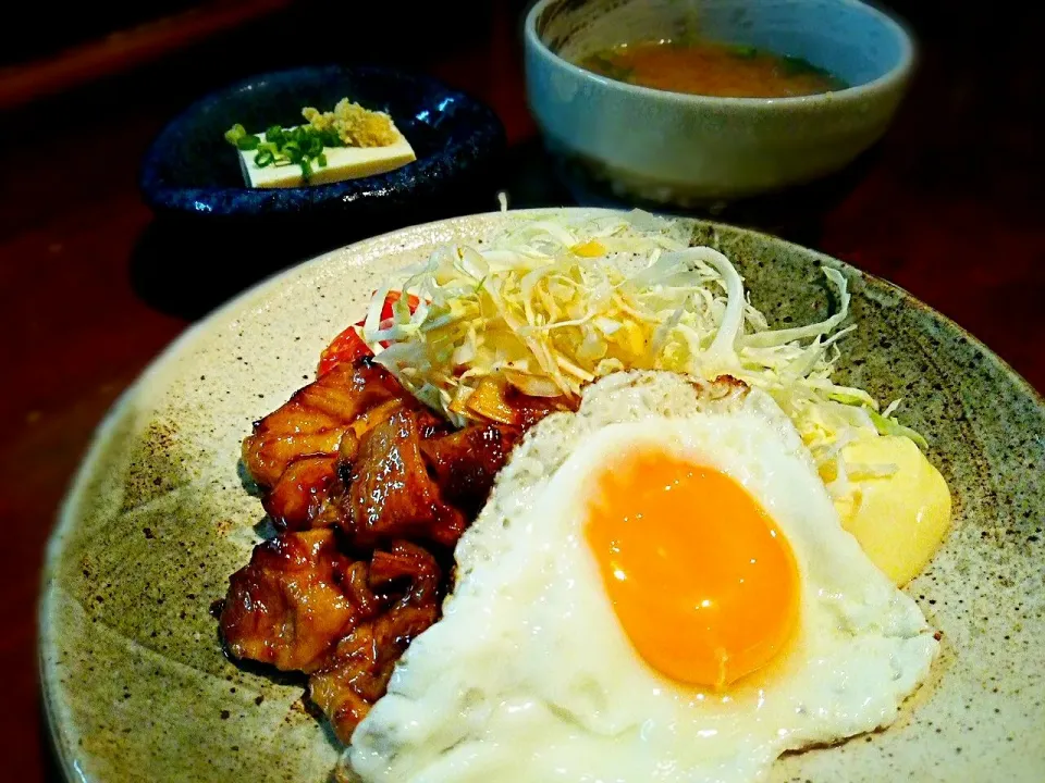 Snapdishの料理写真:鶏もものタレ焼き目玉焼き乗せ|いちどぅしさん