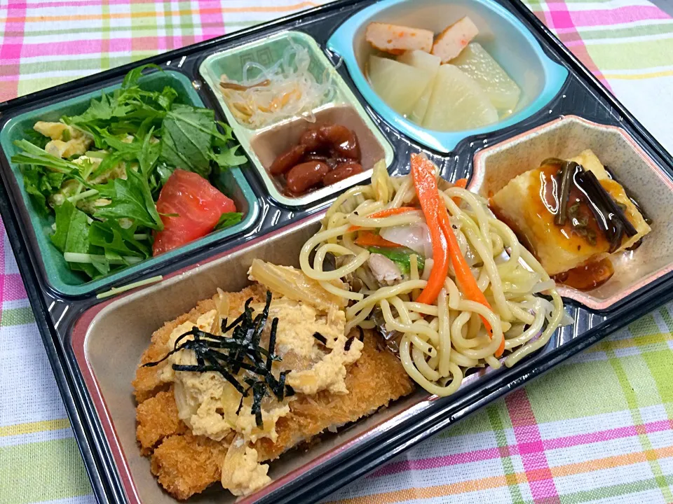 Snapdishの料理写真:カツ煮 日替わり弁当 豊川市宅配|Naokazu Kuritaさん