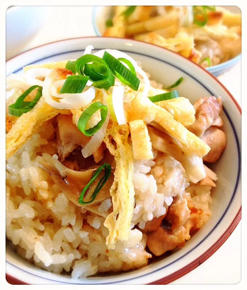 炊き込みご飯に油揚げを入れ忘れ…カリカリに焼いてあとのせに。The rice cooked chicken and maitake|toyamadaさん