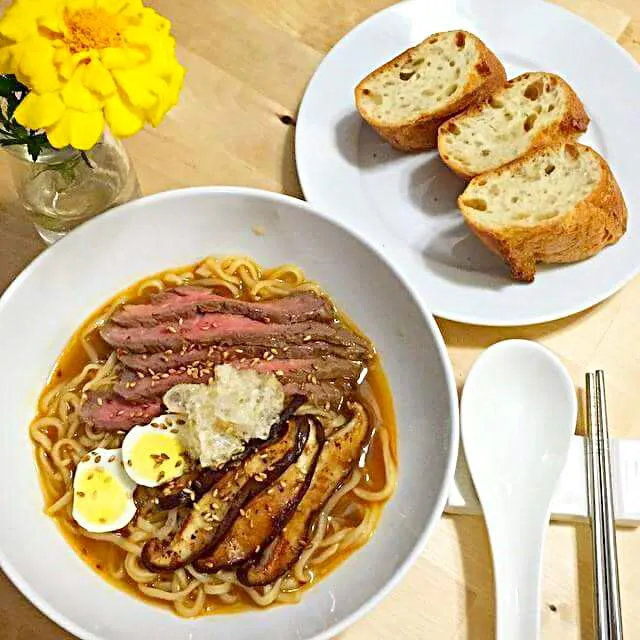 Ramen with skirt steak shiitake mushrooms pork rinds roasted sesame seeds quail eggs|CHUENCHAIさん