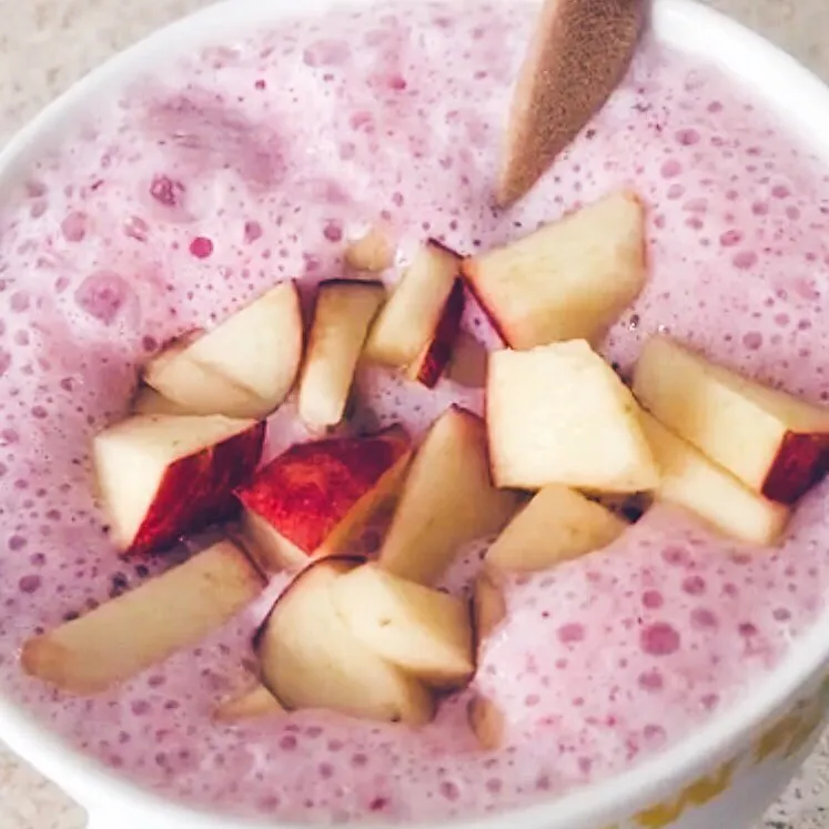 Strawberry banana yogurt smoothie with honey cereals and apple cubes|intifinityさん