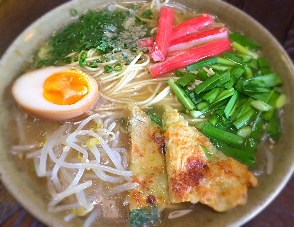 Snapdishの料理写真:手近にあるもので  マルタイ醤油とんこつラーメン                         ニラ、チヂミまで入ってるよ|mottomoさん