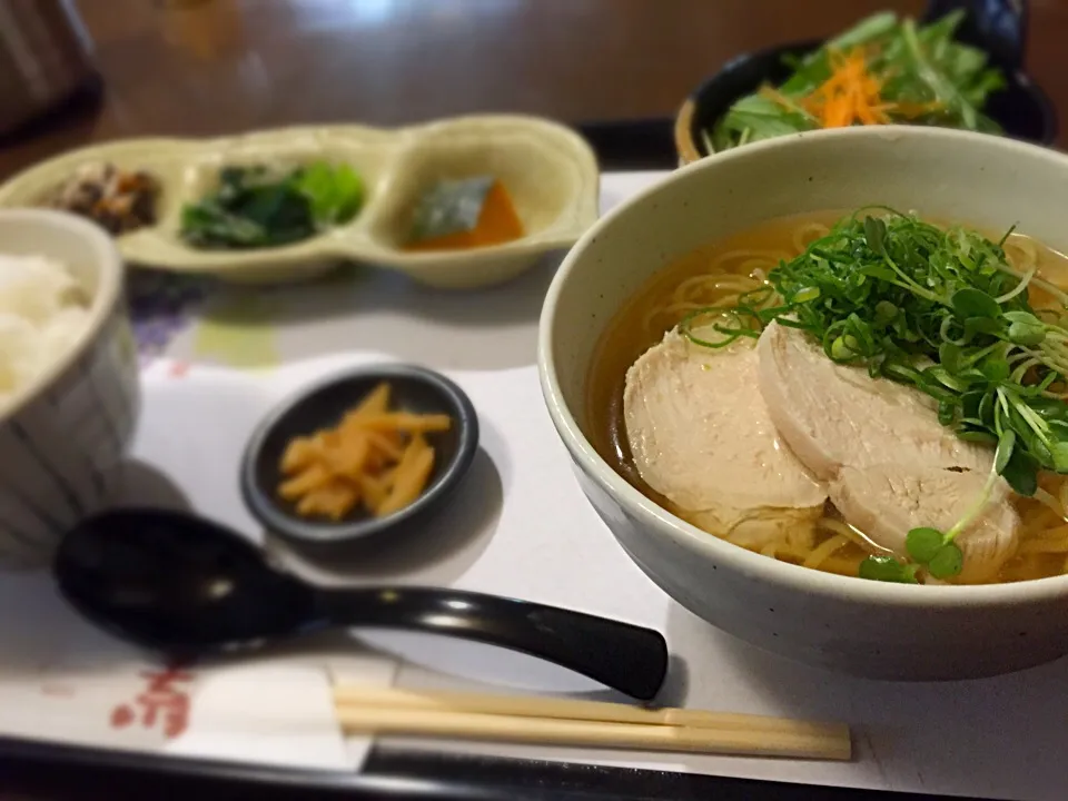 Snapdishの料理写真:期間限定・冷たいラーメン@おばんざい素・本郷|らーめん好き！さん