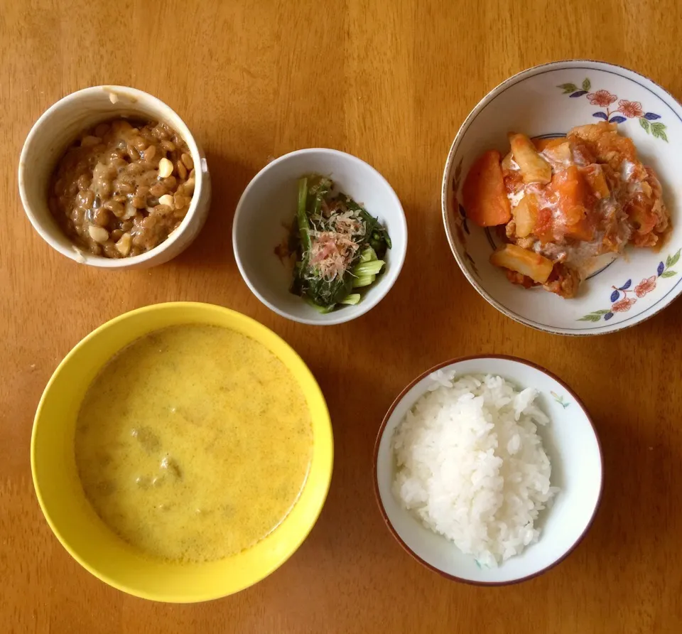 (*´ω｀*) 昼ご飯  トマトソース肉じゃが、カレースープ、ほうれん草のおひたし、納豆 ♪|Gigi Cafeさん