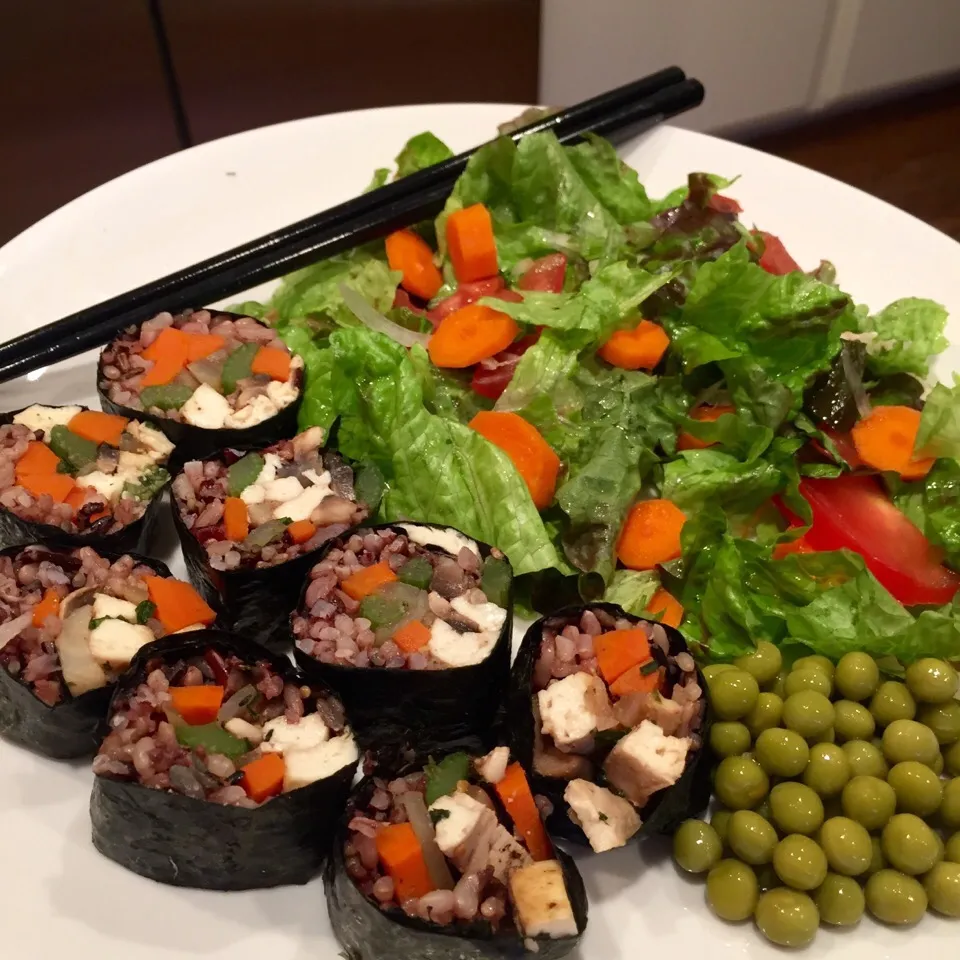 Black rice sushi with marinated tofu, mushroom, celery and carrots. Side salad of lettuce, tomato, onion, carrots and peas.|victoria valerioさん