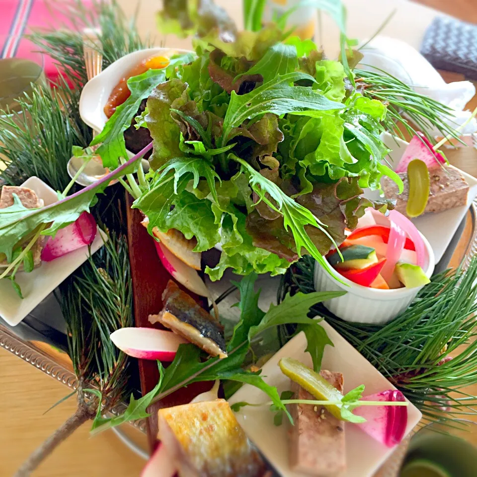 Snapdishの料理写真:札幌帰省。芸術的な前菜のサラダ（≧∇≦）野菜が美味しかったなぁー。これは美瑛のお店にて。|リュカさん