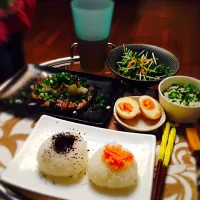 Snapdishの料理写真:二色🍙・牛タンおろしポン酢・オクラ山芋ダシ・水菜サラダ・味玉|MEG♡さん