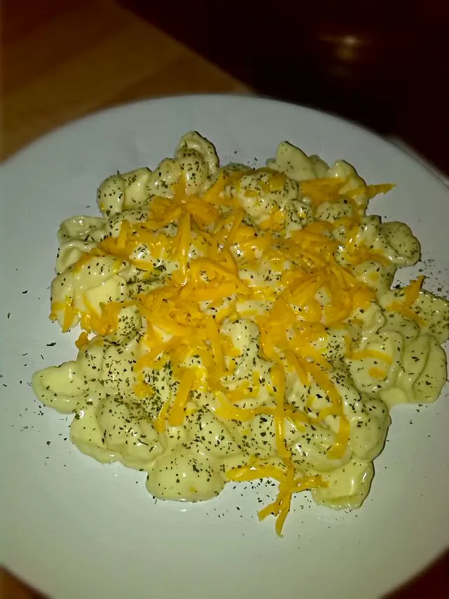 Pasta shells with White Sauce and grated British Mild Cheddar Cheese and corriander #Pasta #Creamy #Simple #Onions|VViet food boyさん