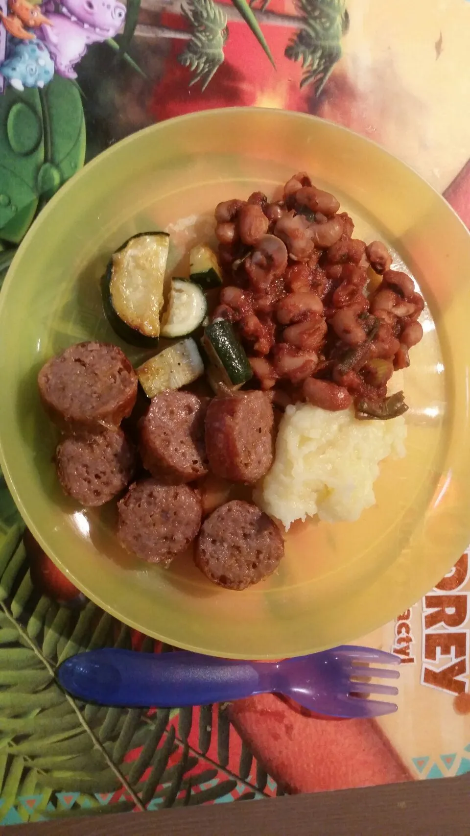 Toddler dinner. Slow cooker beans, mashed potatoes, zucchini and sausage
#toddler #dinner #sausage #beans #slowcooking #crockpot|Kira Sさん