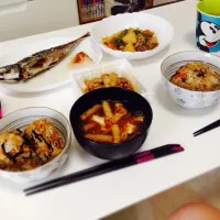 Snapdishの料理写真:朝ごはん♪ごはんと肉じゃがは昨晩の残り。スーパーで見つけた美味しそうな納豆と鯵！|Kyokoさん